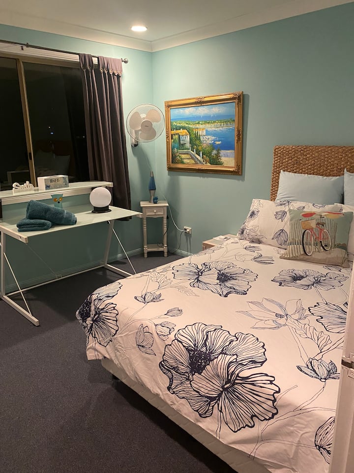 غرفة نوم مزدوجة في الطابق العلوي مع مروحة سقف