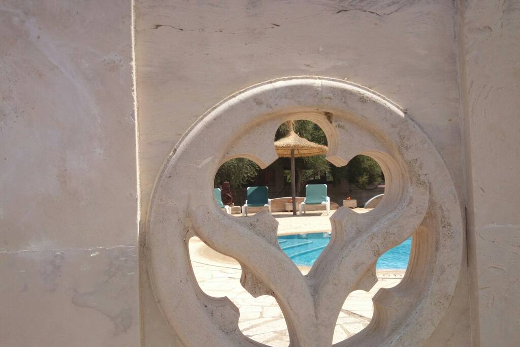 Detalle de roseton en la baranda de la piscina