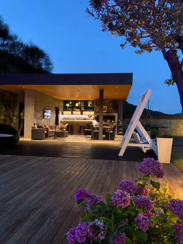 Unique & Fascinating Villa With Magnificent Garden gallery image 4