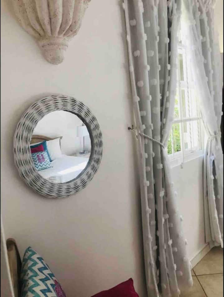 Chumba cha kulala cha 2 na kitanda cha Queensize na hifadhi nyingi 