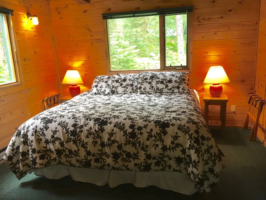 Abode Well Cabin King Bed Private Bathroom WIFI Cabins for Rent in
