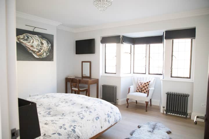 Dormitorio principal con cama tamaño king 