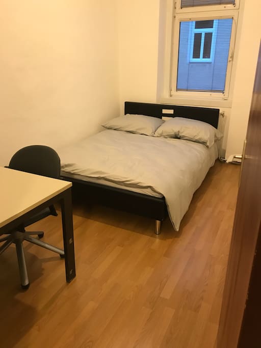 Schlafzimmer mit 1 Doppelbett
