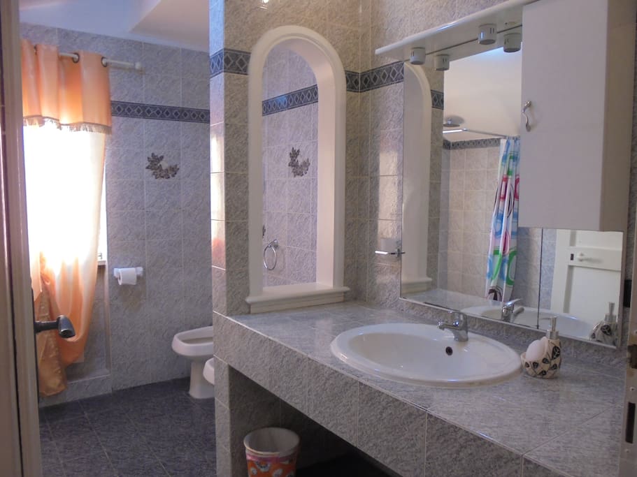 Room 1, bagno con doccia