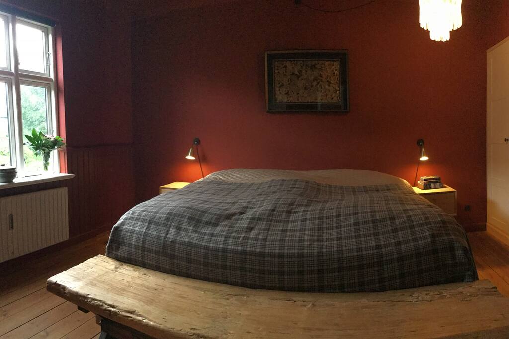 1st floor: master bedroom US king size bed with access to master bathroom (facing the garden)