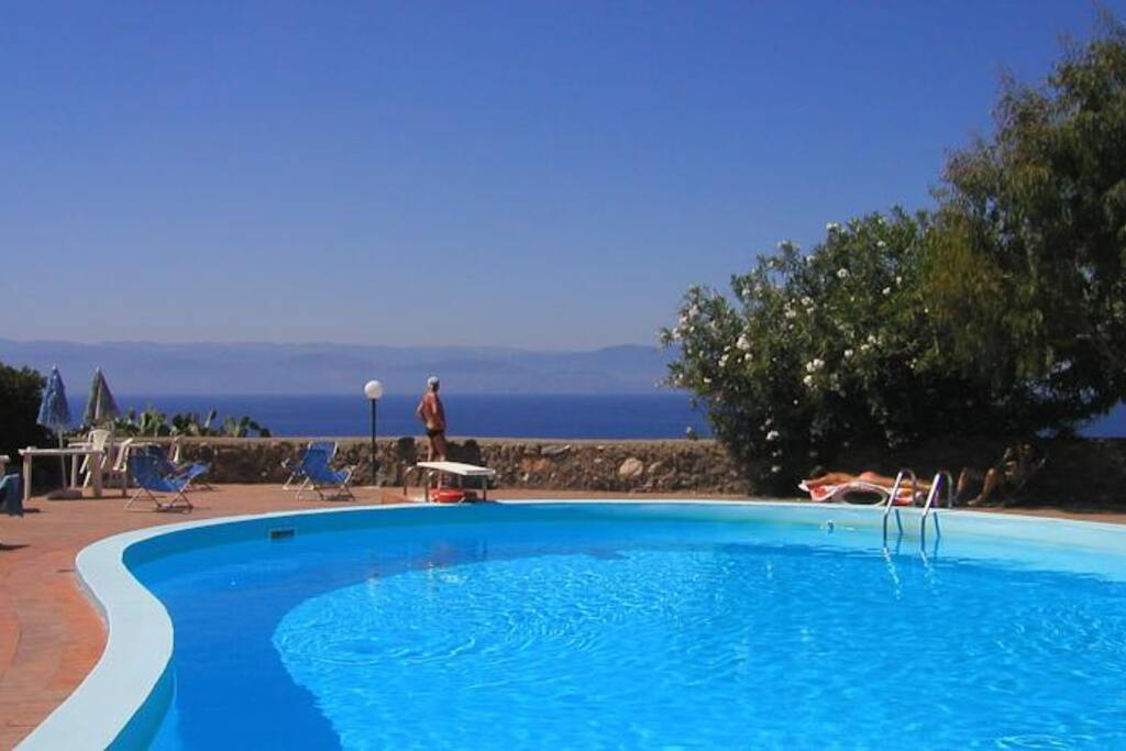 Piscina con terrazza panoramica vista mare attrezzata con sdraio e ombrelloni (gratuiti)