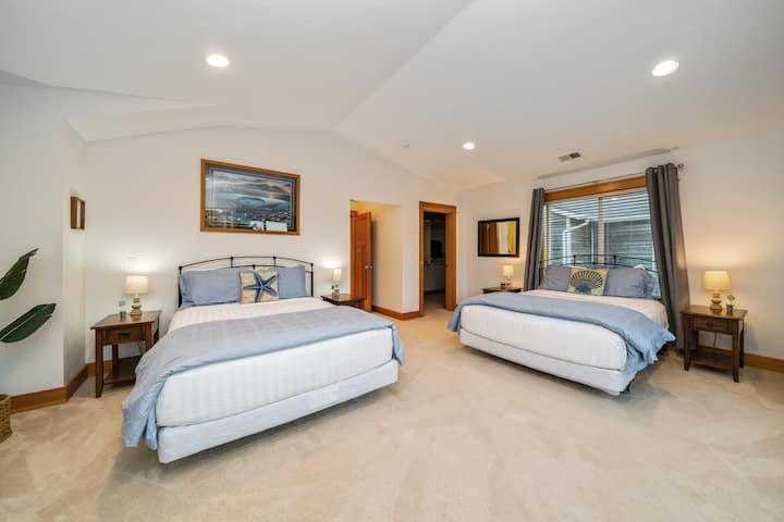 تقع غرفة النوم الواسعة هذه أيضًا في الطابق الثالث وتحتوي على سريرين بحجم كبير وخزانة ملابس كبيرة وحمام ملحق.