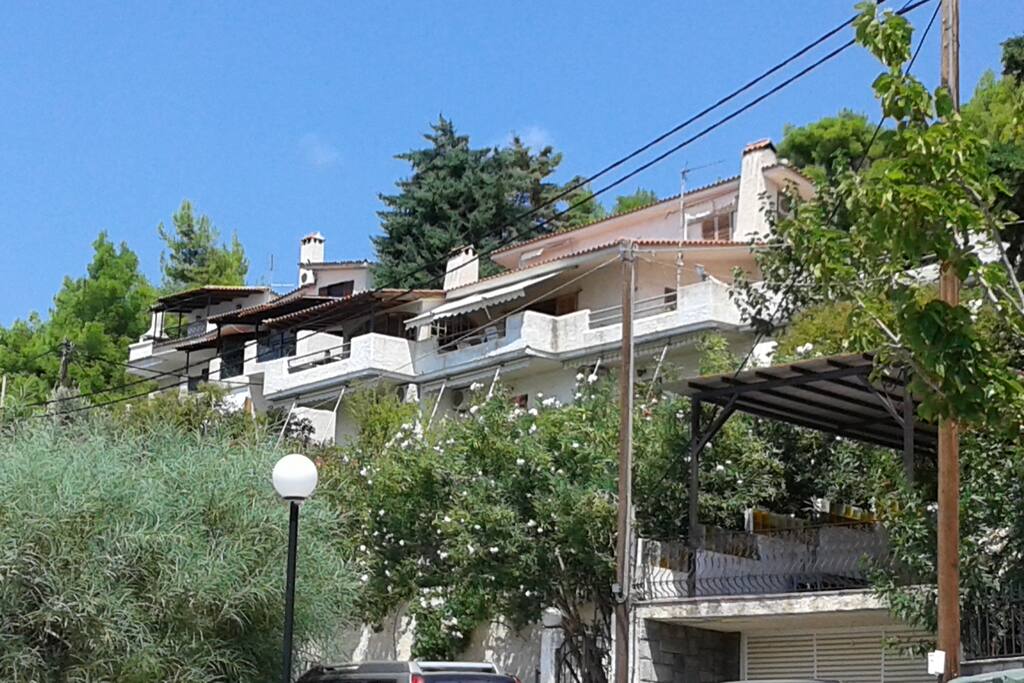 140 τμ οικημα με βεράντα 120 τμ και άλλη μία 90 τμ