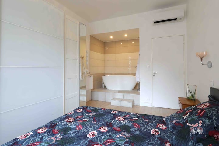 غرفة النوم الرئيسية 2 مع حوض استحمام على الجزيرة وخزانة تخزين التلفزيون مع Tnt. 