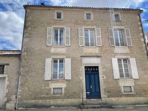 Large house in the heart of the Marais Poitevin