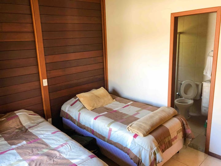 Chumba cha kulala 1 - 2 Vitanda vya mtu mmoja + Godoro la ziada