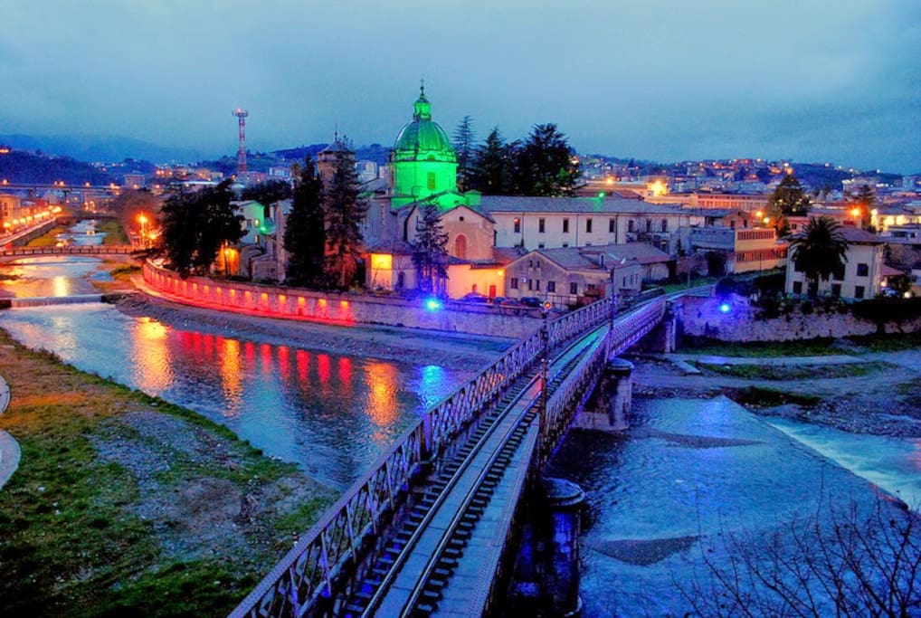 THE CONFLUENCE!
Confluence of the rivers, the treasure of the historical city enclosed between Crati and Busento.
Confluenza dei fiumi, il tesoro della città storica racchiuso tra Crati e Busento