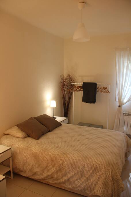 Confortable dormitorio con cama doble.