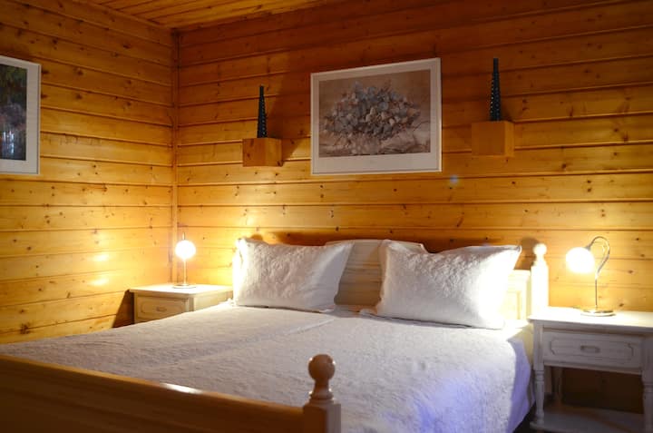 חדר שינה שני עם מיטת קינג סייז 