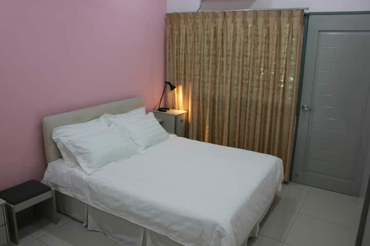 Საძინებელი 1 (საწოლი 152 × 203 სმ)