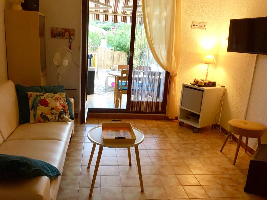le salon, l'été avec la table sur la terrasse
