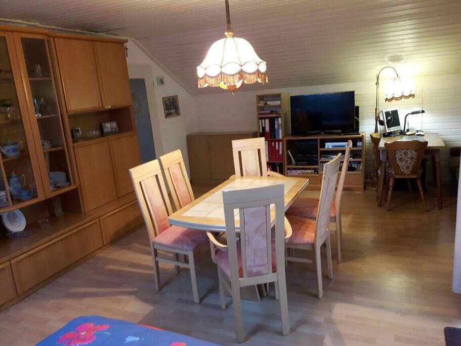 Blick vom Bett in den Raum + Zimmertür (links)