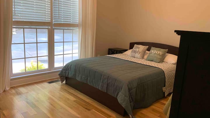 Საძინებელში არის Queen და Twin საწოლი მთავარ დონეზე. 