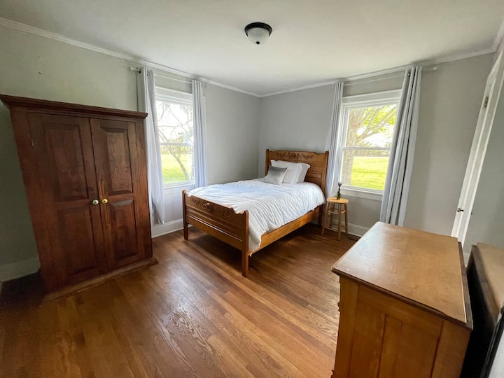 Izba so starožitnou posteľou