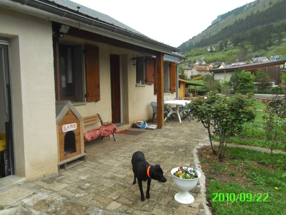 Terrasse AV avec auvent et Atos mon chien