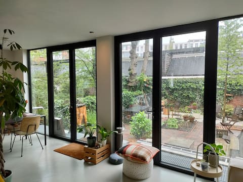 Popular Airbnb listing: Appartement with garden city center in Lizzy Ansinghbuurt