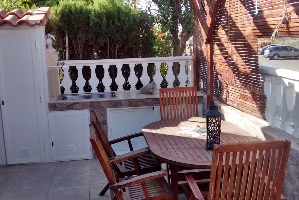 Terraza solarium mirando a poniente con fregadero y barbacoa