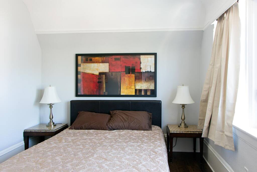 Master bedroom w/queen bed