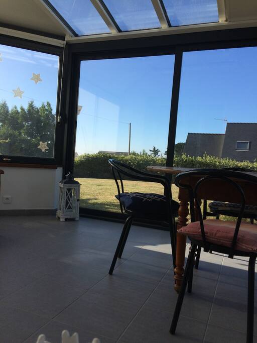 La véranda donnant sur le jardin au sud , petite vue mer.