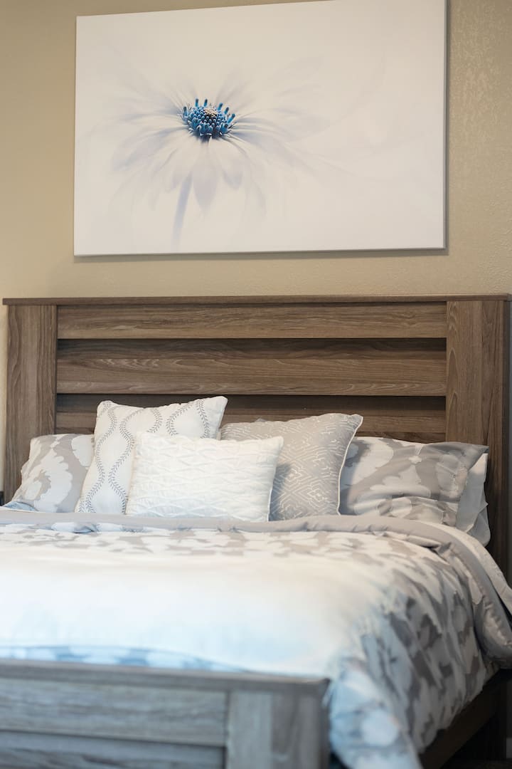 Master with Queen Bed