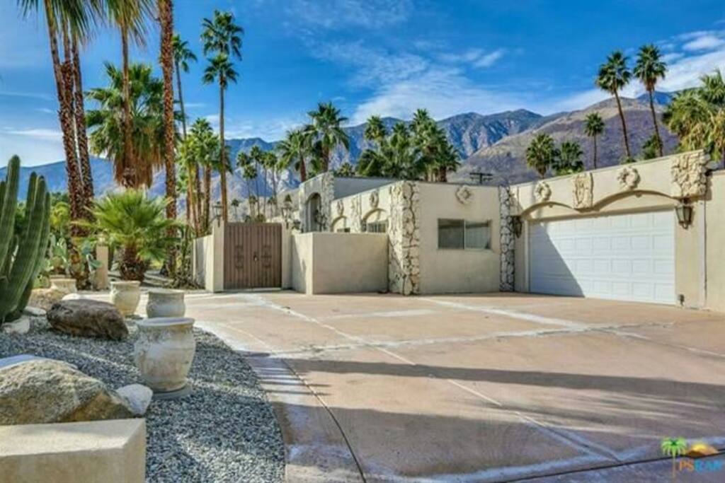 Front of the house / Driveway (can fit 5 cars)