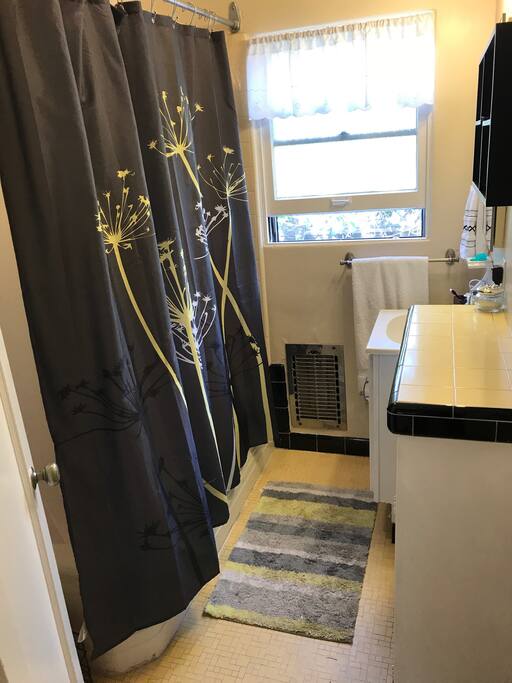 Bathroom/tub & shower