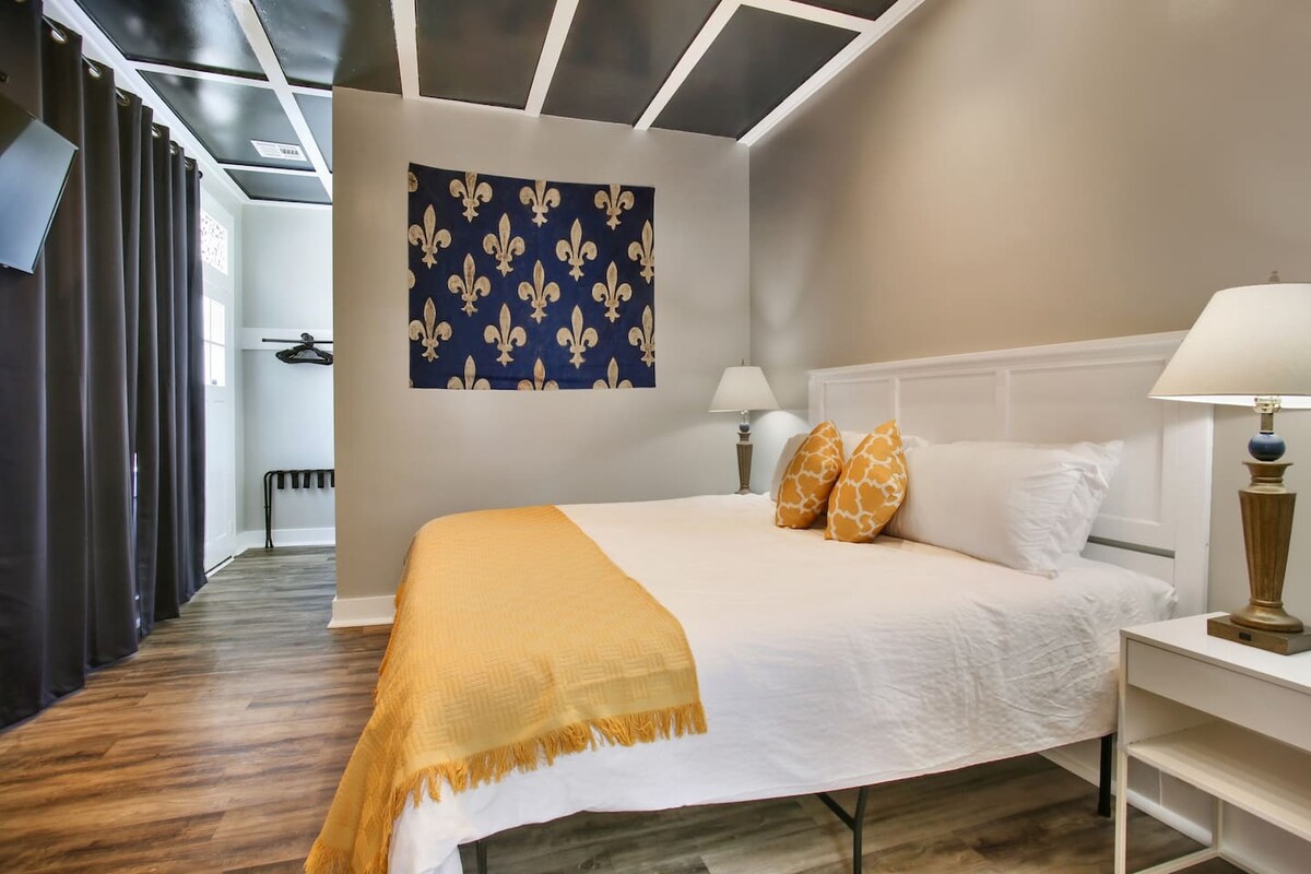 Spálňa 1, zadná časť domu. 1 manželská posteľ, obrovské okná s popoludňajším slnkom, zatemňovacie závesy, 39-palcová inteligentná televízia, komoda, stojan na batožinu. Kúpeľňa Jack a Jill.