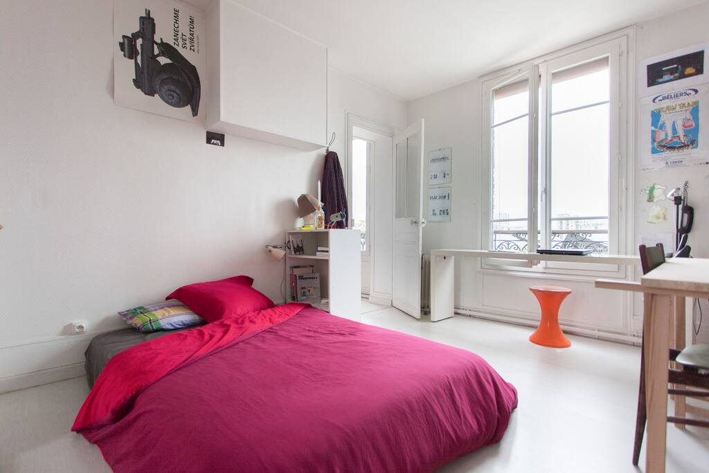 Toujours la chambre avec ses bureaux déplaçables ou rétractables.
