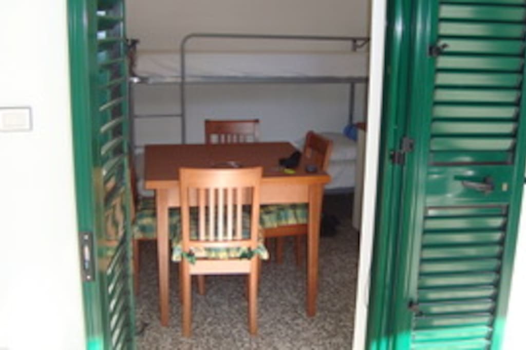 ingresso con soggiorno e letto a castello