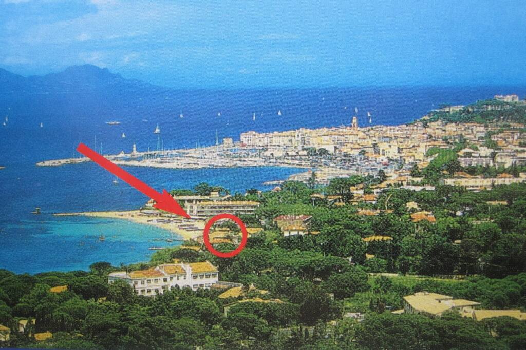 VILLA ON THE BEACH IN 5 MINUTES FROM THE CENTER