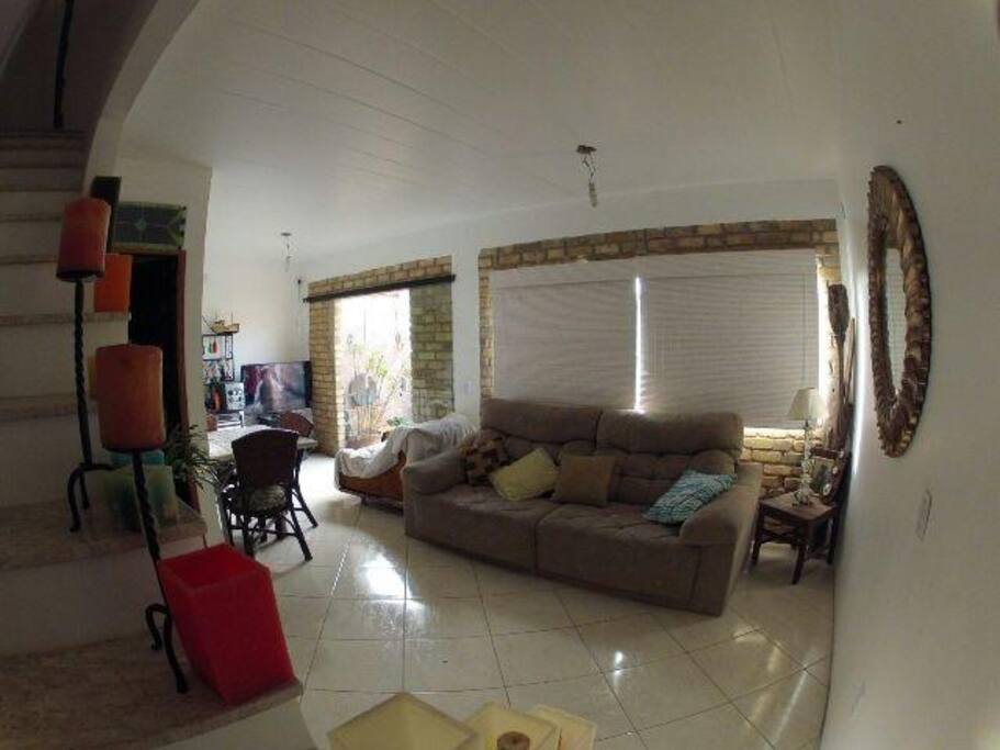 Sala de estar, com TV 42 polegadas, bem iluminada e arejada.