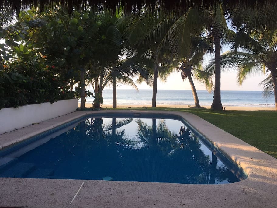 Vista de la alberca hacia la playa