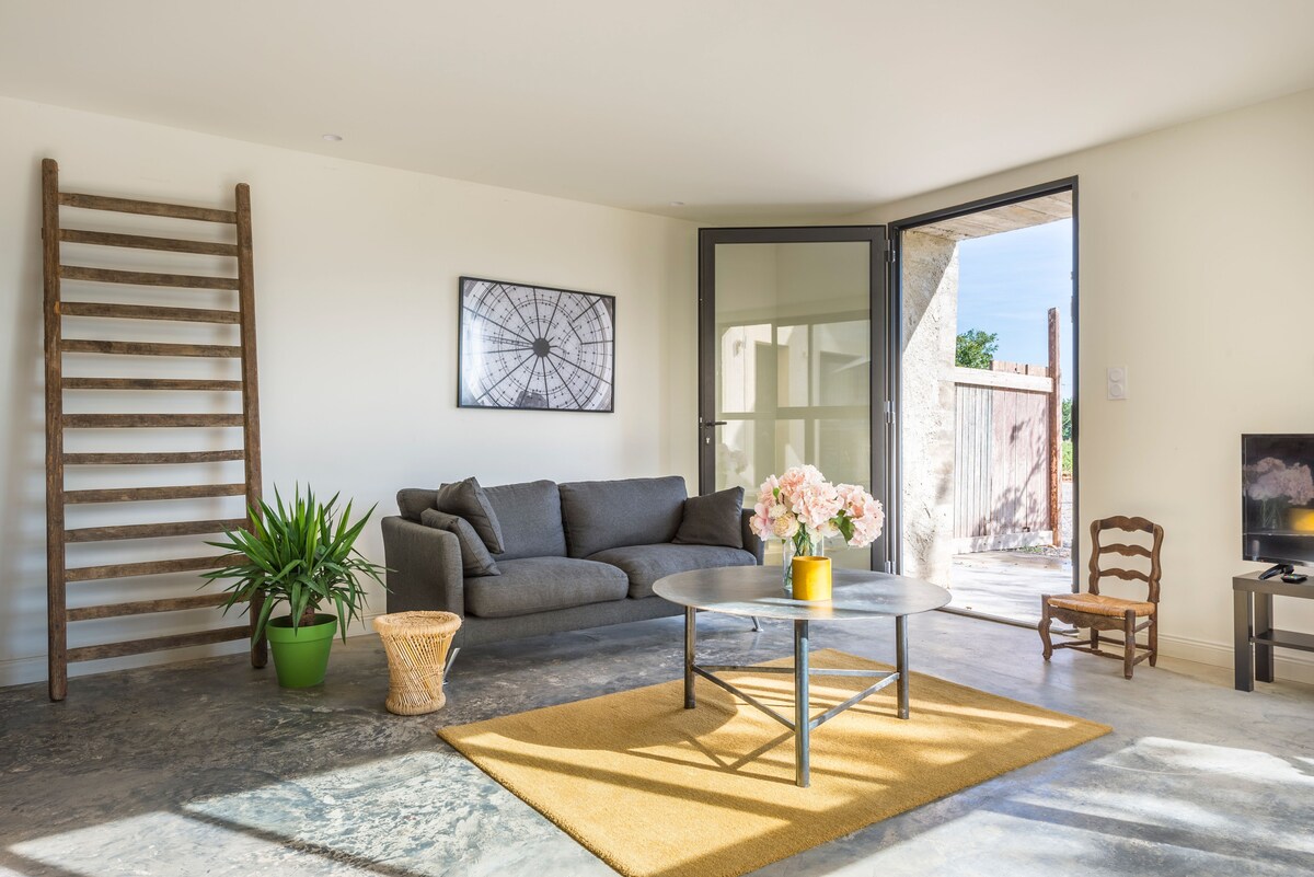 ห้องนั่งเล่นที่สว่างไสวและเข้าถึงระเบียงได้โดยตรงได้รับการออกแบบมาเพื่อช่วงเวลาของการพักผ่อน การออกแบบที่ทันสมัยนำมาซึ่งความสะดวกสบายและมีสไตล์ในบรรยากาศที่สงบ