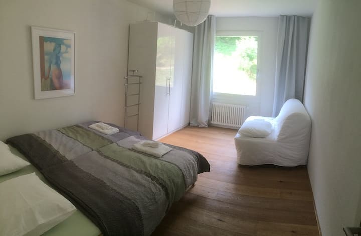 חדר שינה מרוהט בסגנון מודרני עם חלון מאחור "בירוק" - ספה נפתחת נוספת ל -2 מיטות נוספות