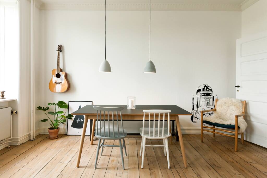 Diningtable with room for six