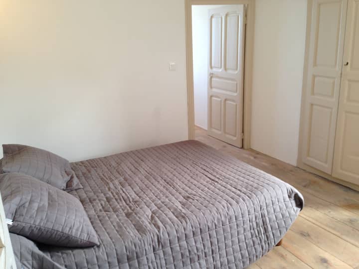 إنظرْ إلى الباركيهِ القديمِ لأكثر مِنْ قرنين! غرفة النوم الثالثة في 3 طوابق.