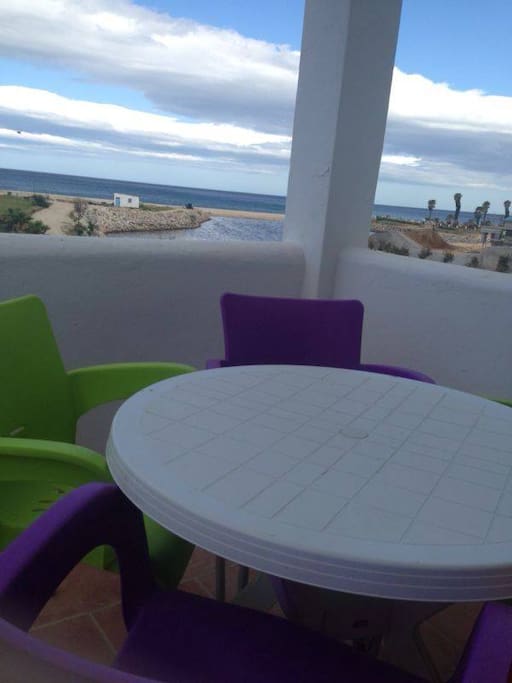Une terrasse avec un belle vue sur la mer