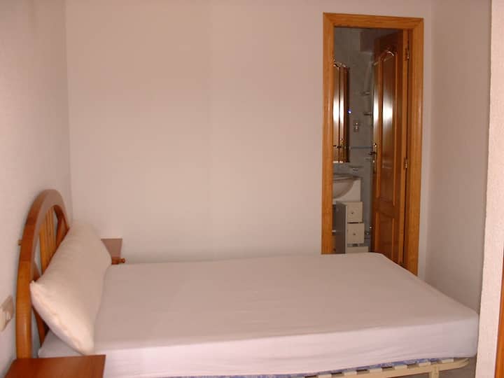 sakafu ya bustani: Chumba cha kulala # 4
Kitanda katika shabiki wa 140, bafu, choo