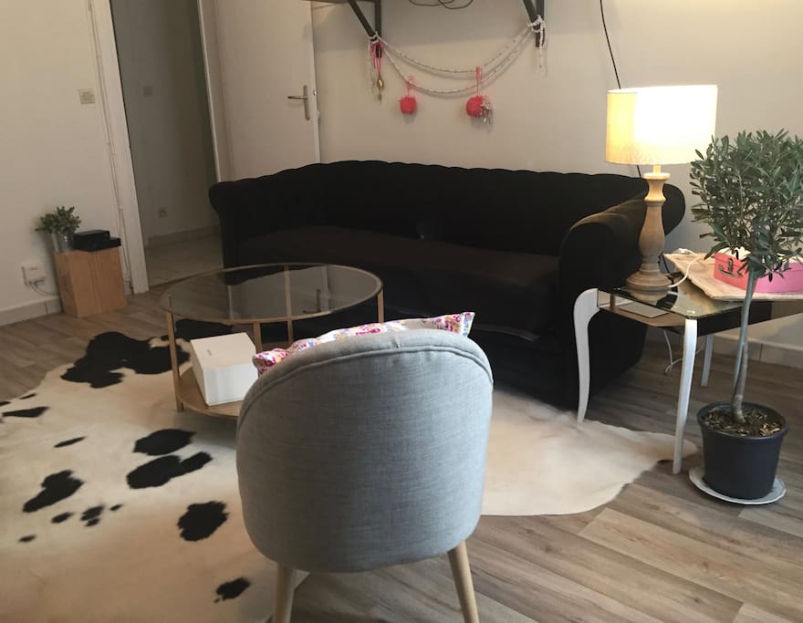 Salon avec canapé et fauteuils