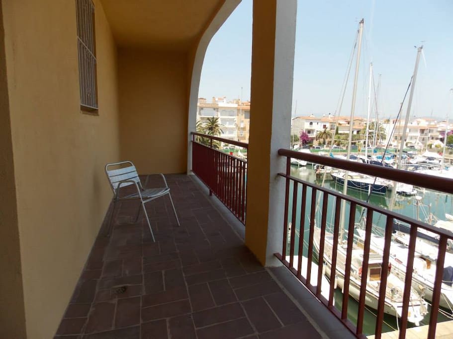Terrasse arrière: Accès depuis la chambre, vue sur le port