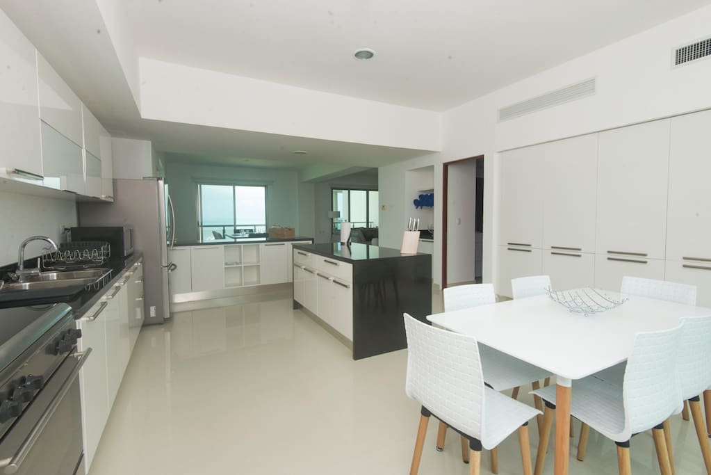 Open plan kitchen/dinning