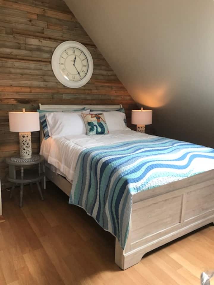 Sunny Queen Studio Apartment w/ Private Entrance Apartments for Rent