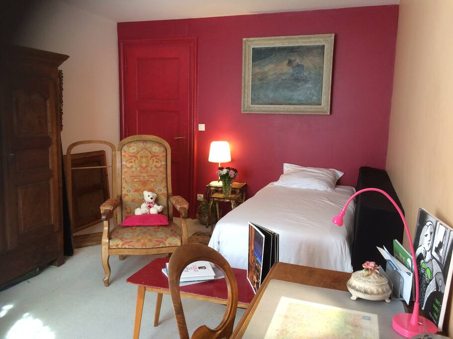 Armoire, bureau, lits et fauteuil pour 1 ou 2 personnes