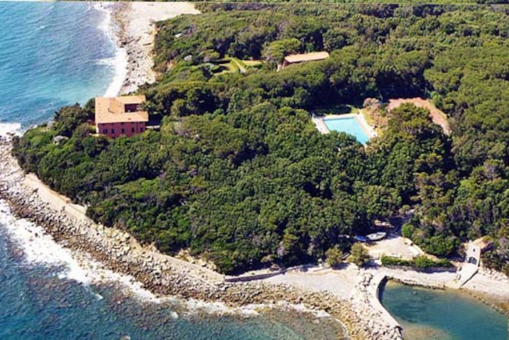 Birds' view of Villa Il Fortullino with its park and small harbour