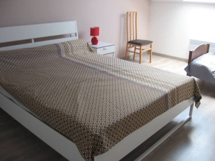 ห้องนอนขนาดใหญ่ชั้นบน